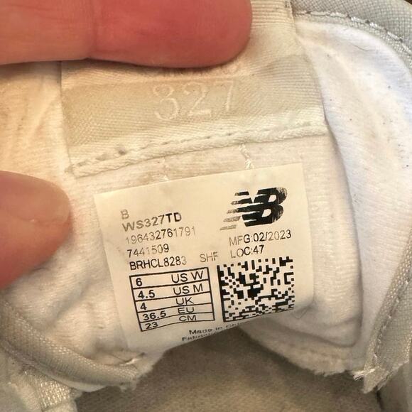 New Balance Women’s 327 White Gum Suede Sneakers Shoes Size 6 US cream/white - Picture 6 of 9